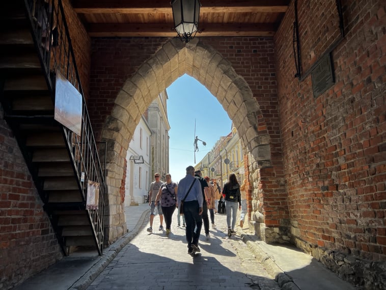 Przewodnik Sandomierz Michał Leszczyński oprowadzanie wycieczek po Sandomierzu Brama Opatowska w Sandomierzu